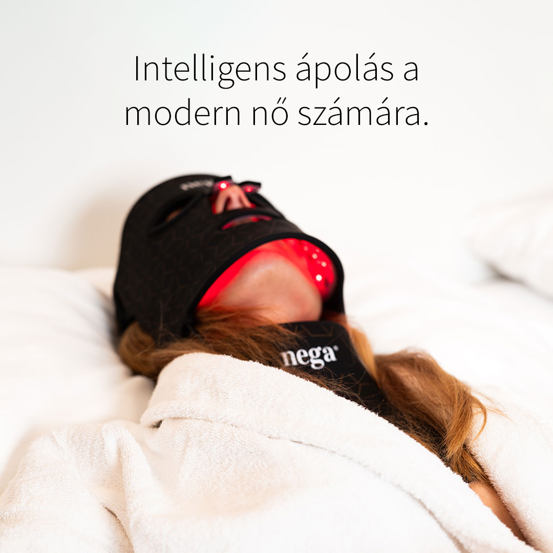 Egy nő használja a LuxGlow LED maszkot az ágyban